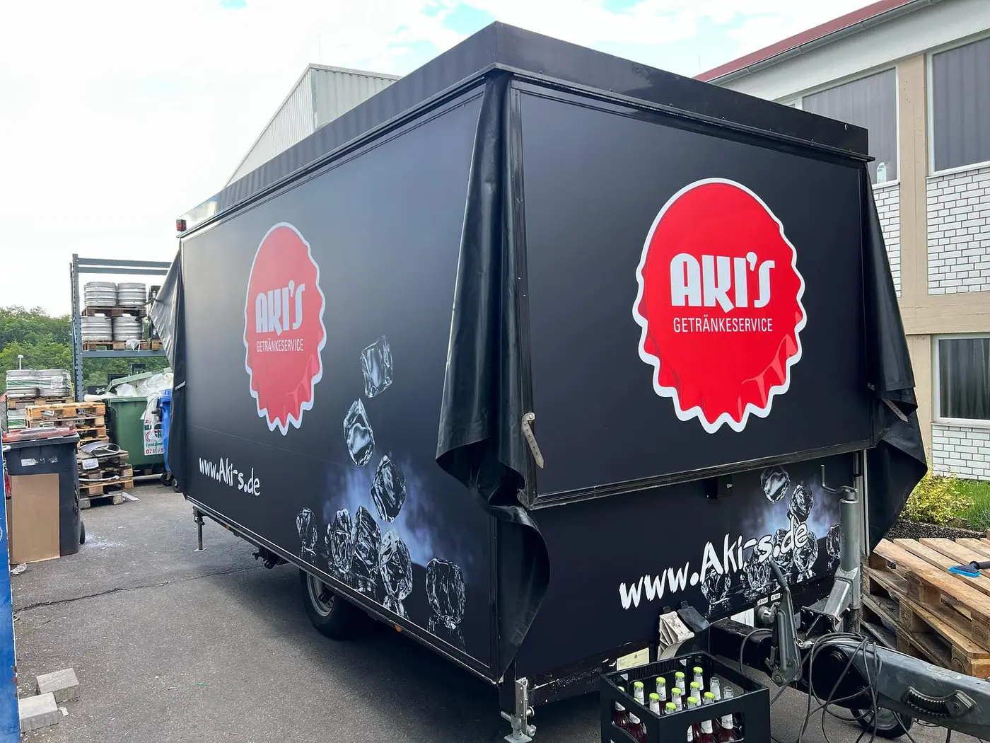 Aki's Getränkeservice – Anhängerbeschriftung