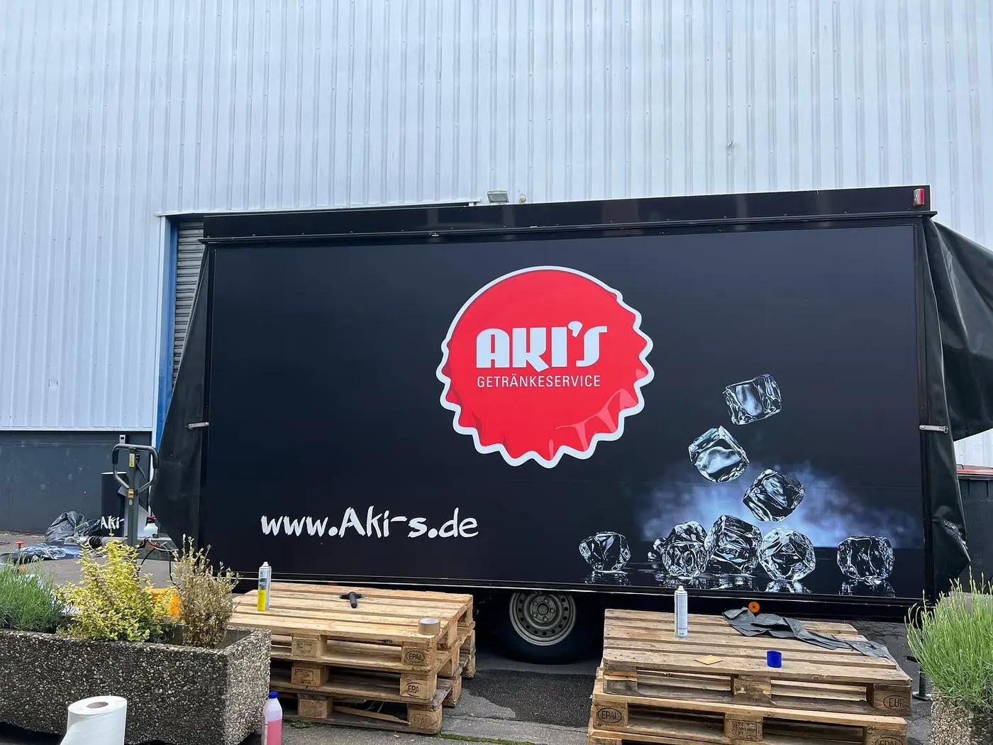 Aki's Getränkeservice – Anhänger Detail
