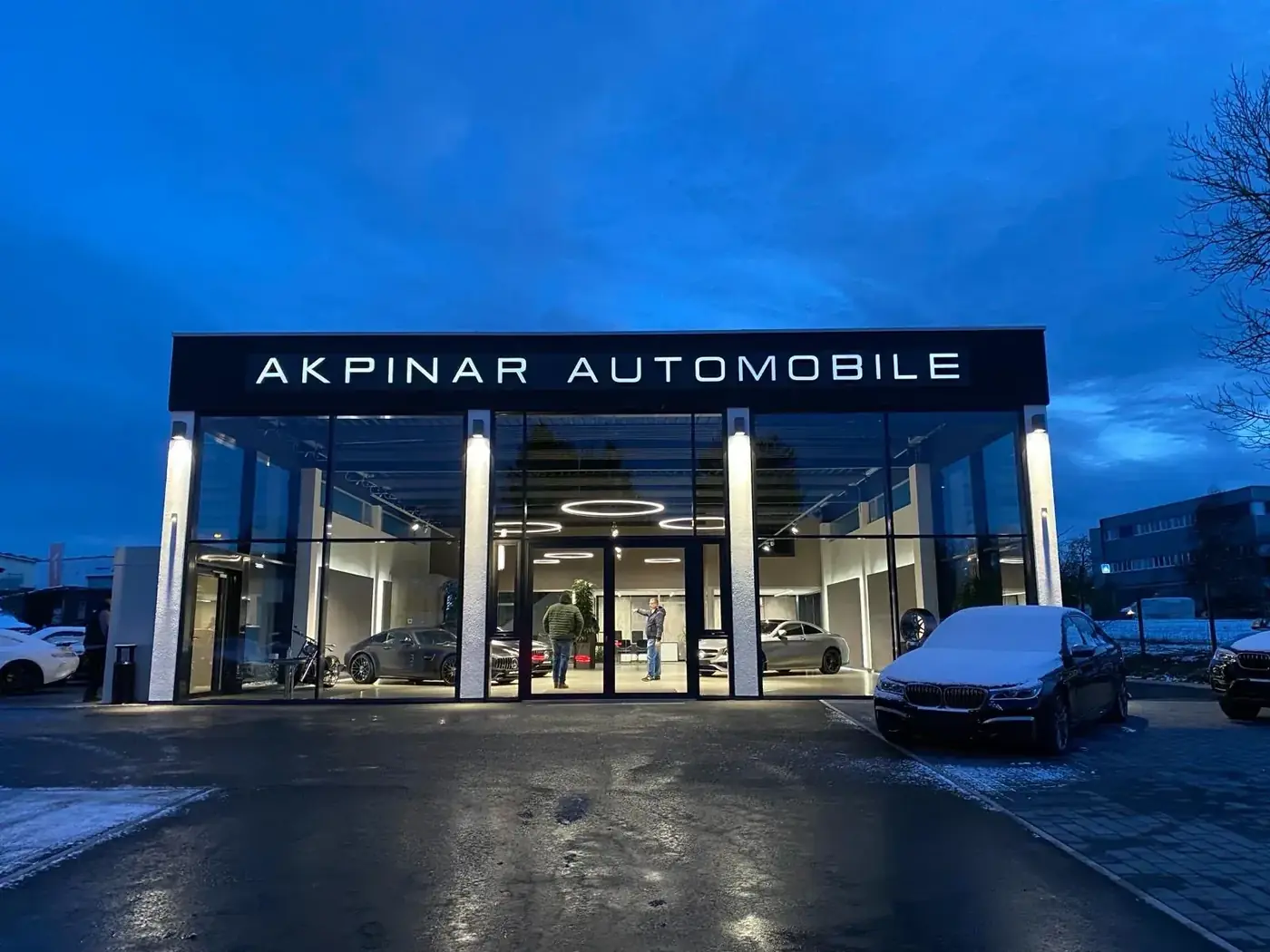 AKPINAR Automobile – Lichtwerbung bei Nacht