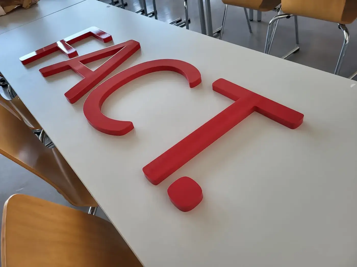 FACT – Buchstaben-Montage