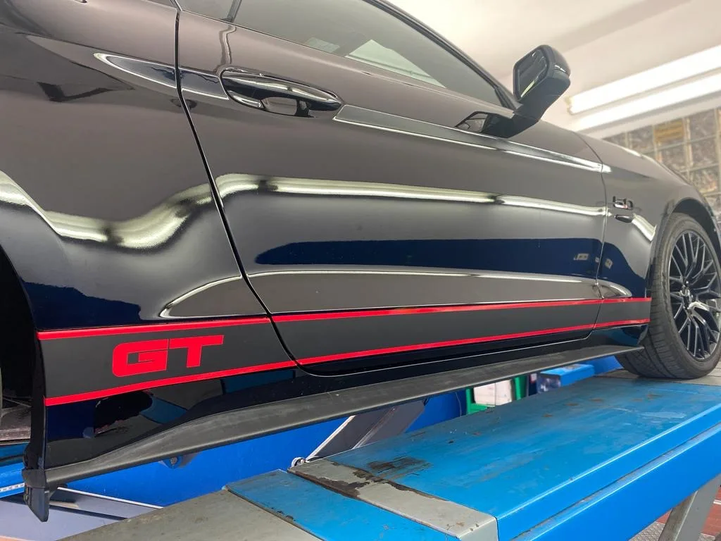 Sportwagen GT – Folierung Rot/Schwarz