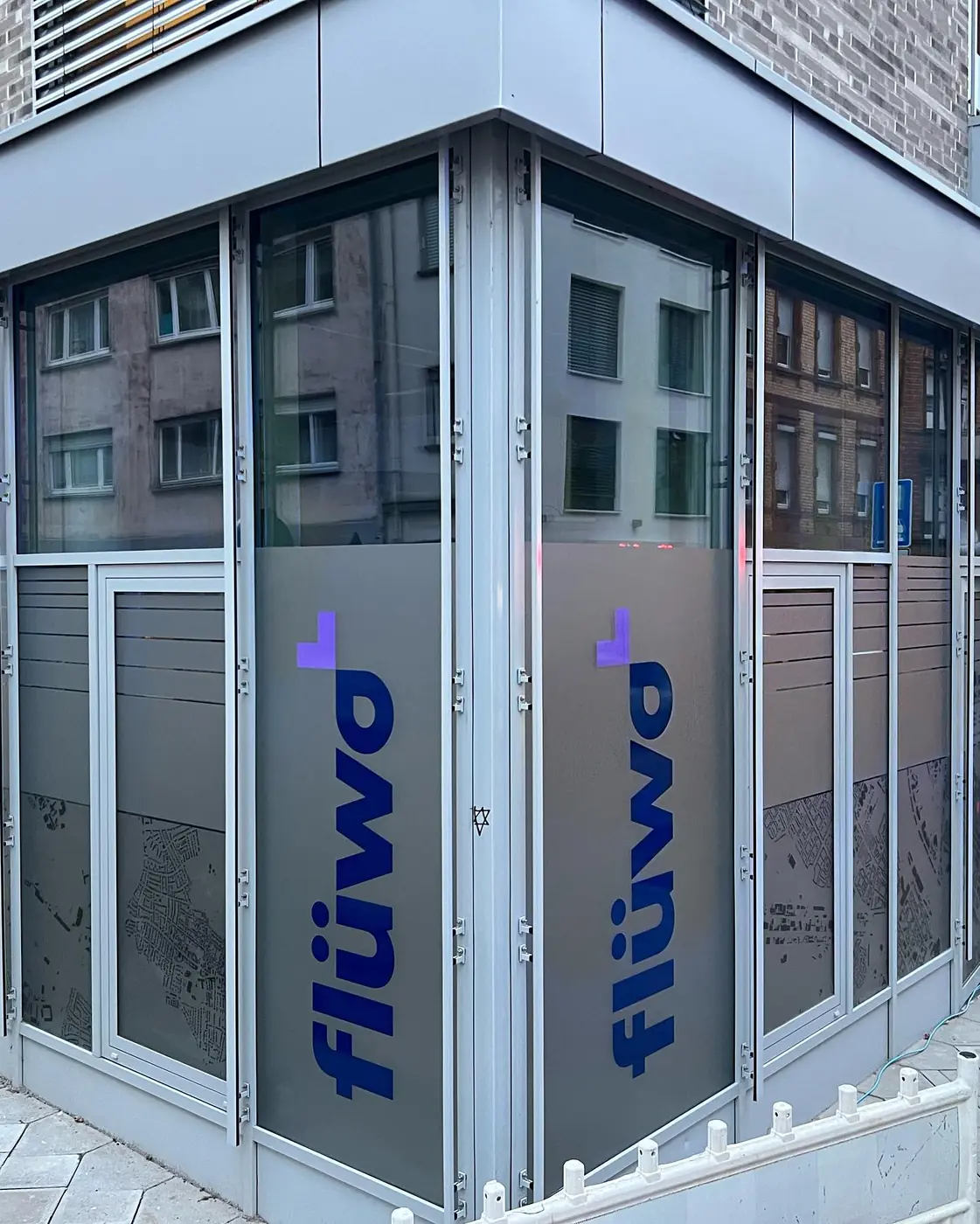 flüwo – Glasbeschriftung Ecke